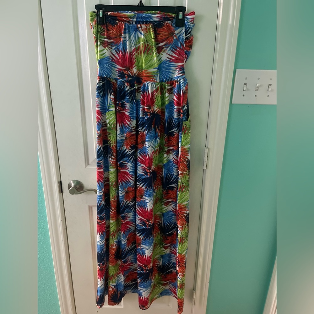 Tropical maxi dress in really good condition. Size medium.